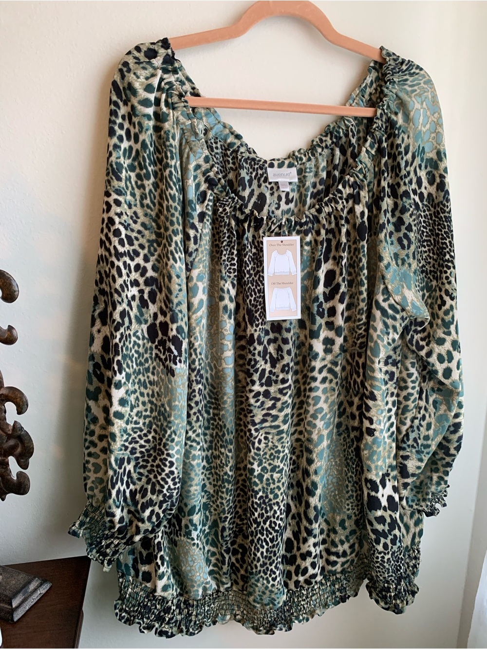 NWT-AVENUE PLUS SIZE 26/28 WOMEN’S ANIMAL PRINT TOP